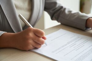 donna che firma lettera impegno all'assunzione