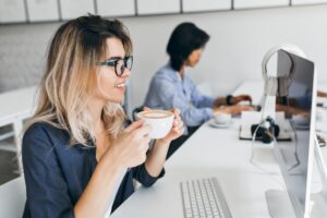 donna pausa lavoro