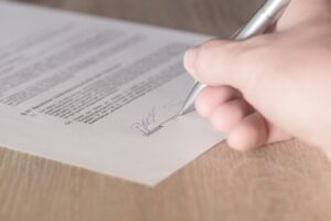 firma contratto lavoro e lettera assunzione